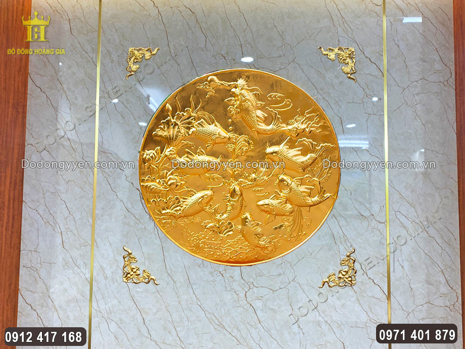 H&igrave;nh ảnh đ&agrave;n c&aacute; ch&eacute;p tươi vui, qu&acirc;y quần trong đầm sen